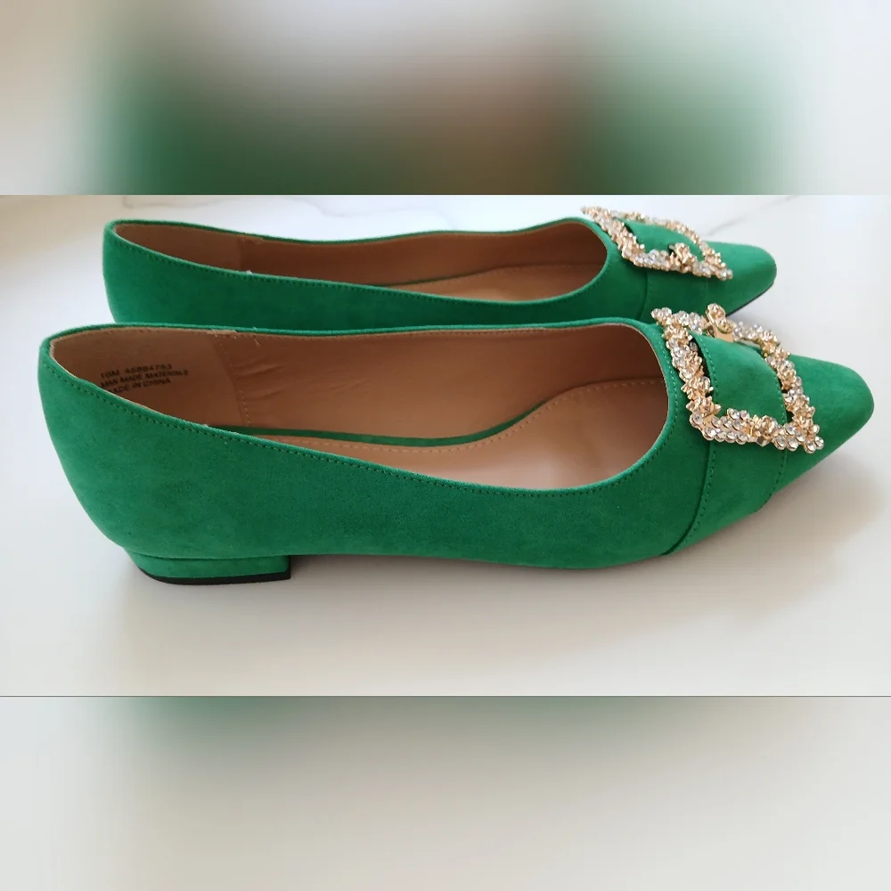 NWOT Elegant Green Faux Suede Women's Shoes with Gold-tone Embellished Buckle - Picture 3 of 8